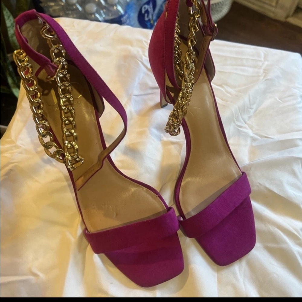 Jennifer Lopez Pink and Gold Heels with Elegant Design